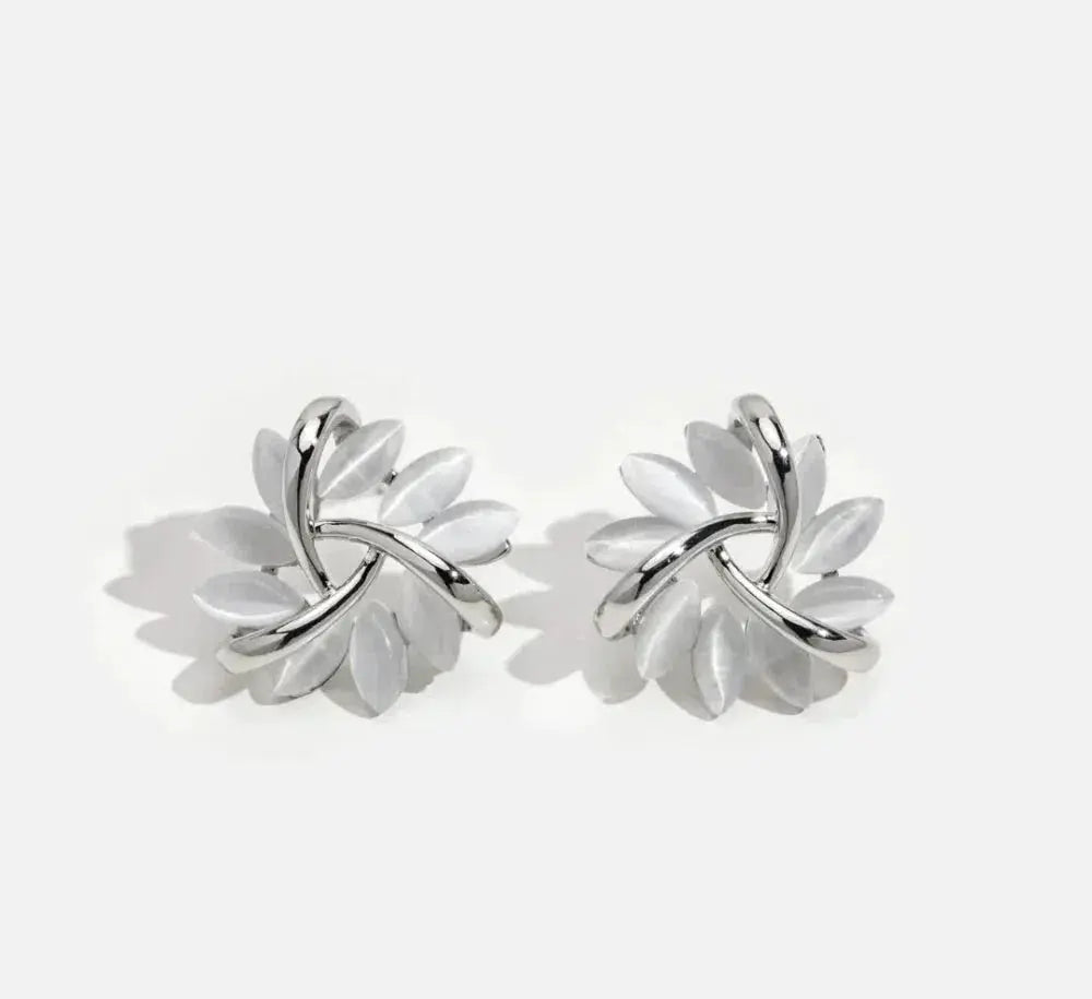 Brincos circulares de pétalas de opala elegantes e sofisticados na cor dourada