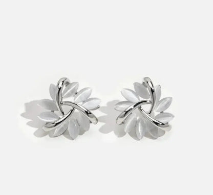 Brincos circulares de pétalas de opala elegantes e sofisticados na cor dourada